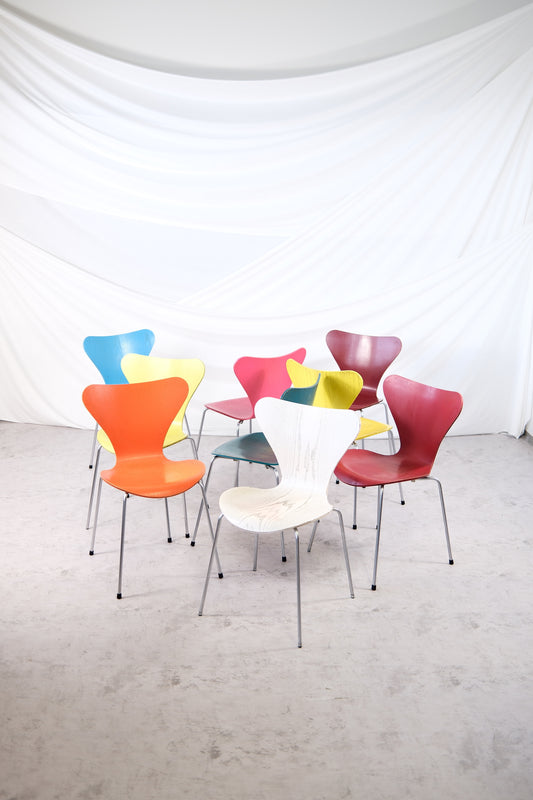 Fritz Hansen Series 7 Chairs – Arne Jacobsen, Multicolor