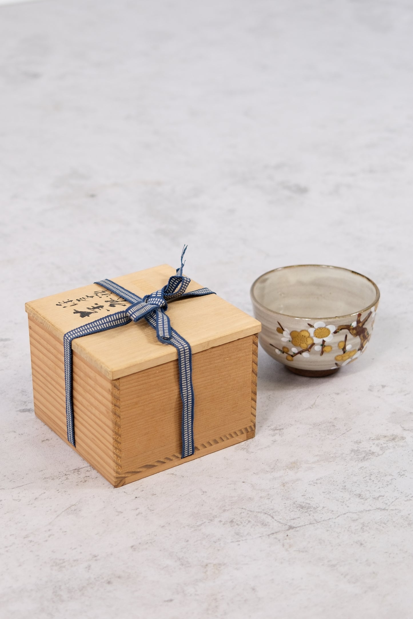 Gyokuhō Kiln – Chawan with White Plum Grove Design (with Tomobako)