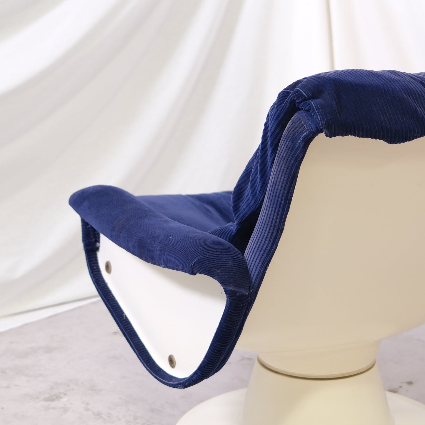 Yrjö Kukkapuro Saturnus Swivel Lounge Chair – Dark Blue Corduroy