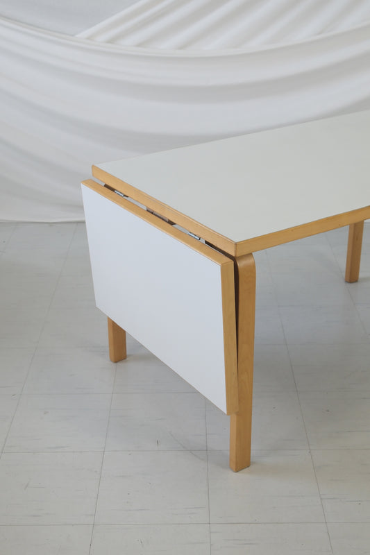 アルヴァ・アアルト作 アルテックの大型ドロップリーフテーブル