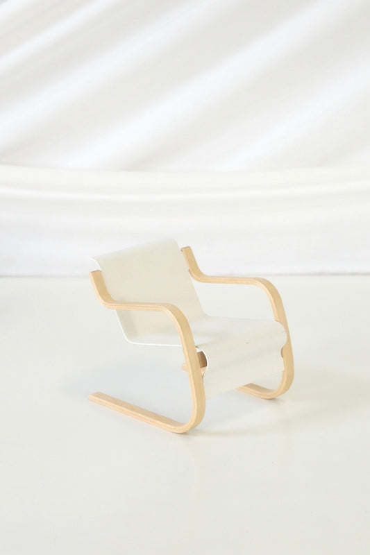 Artek – アルヴァ・アアルト生誕100周年記念 ミニチュア パイミオ チェア、ホワイト (1:5)