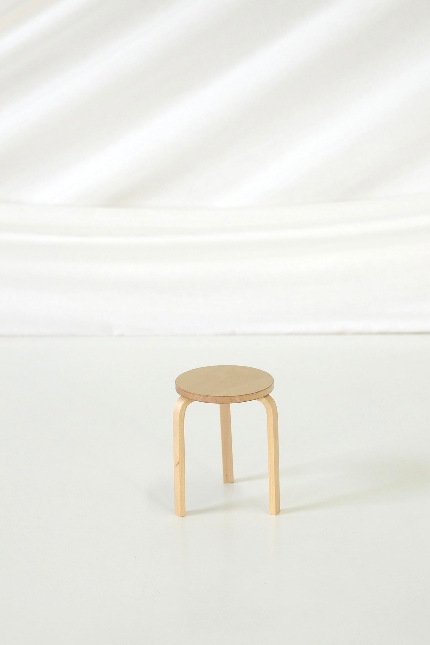 Artek – 알바 알토 100주년 기념 미니어처 클래식 스툴(1:5)