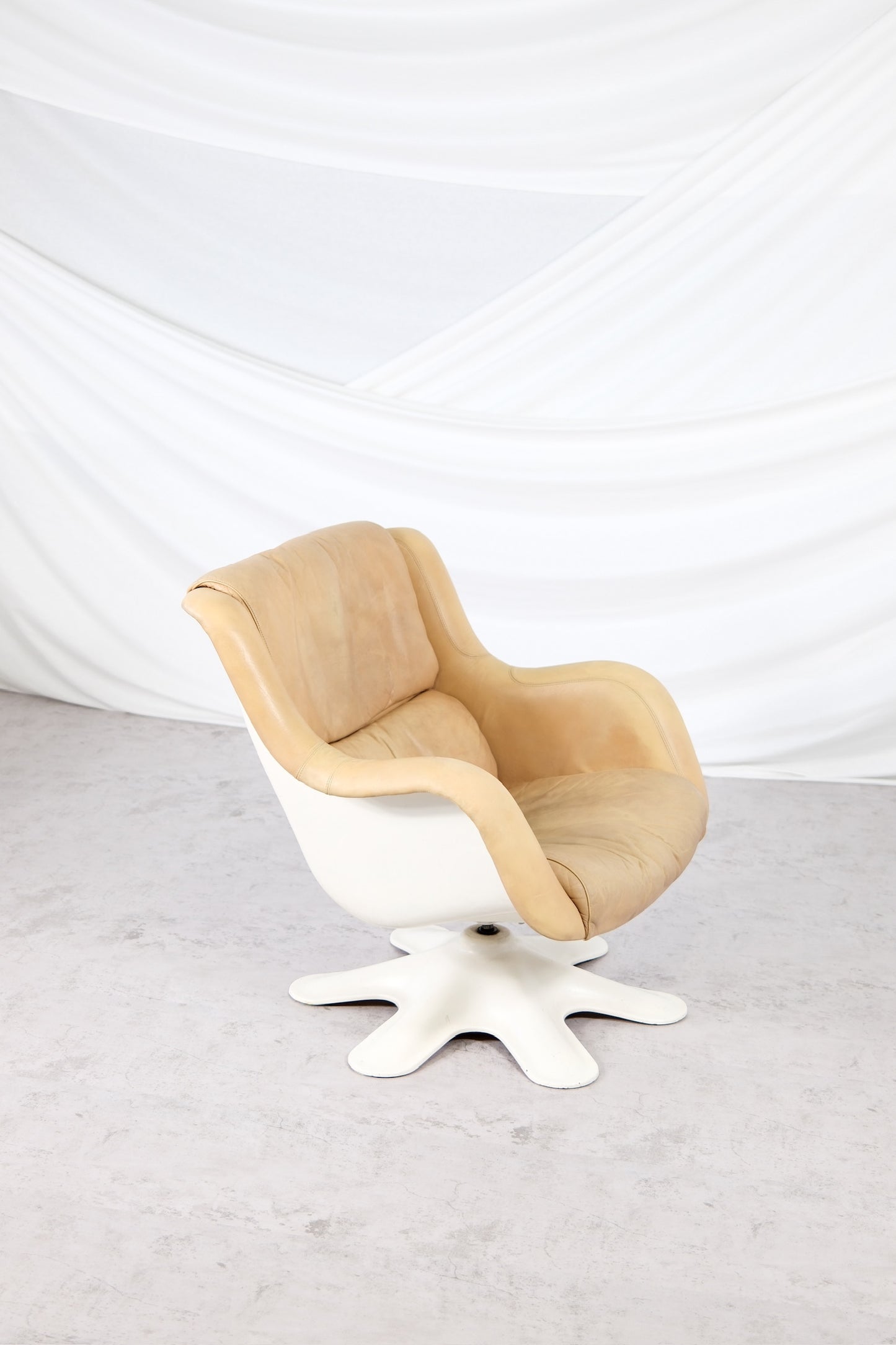 Yrjö Kukkapuro 418 "Pikku Karuselli" Lounge Chair Nougat Leather