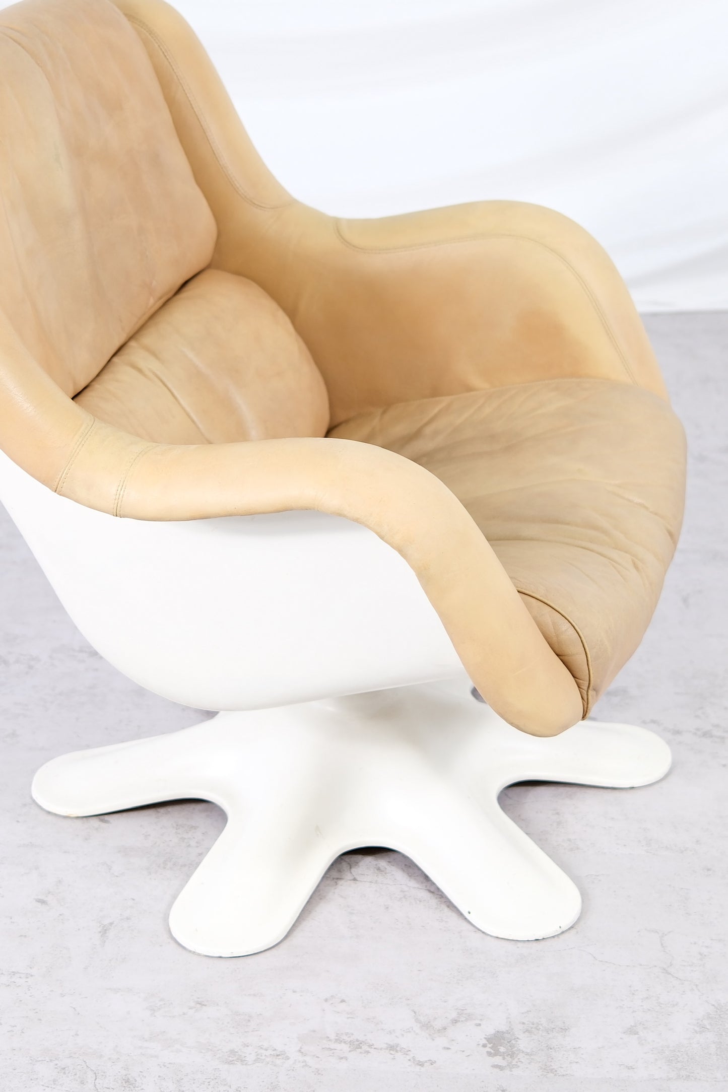 Yrjö Kukkapuro 418 "Pikku Karuselli" Lounge Chair Nougat Leather