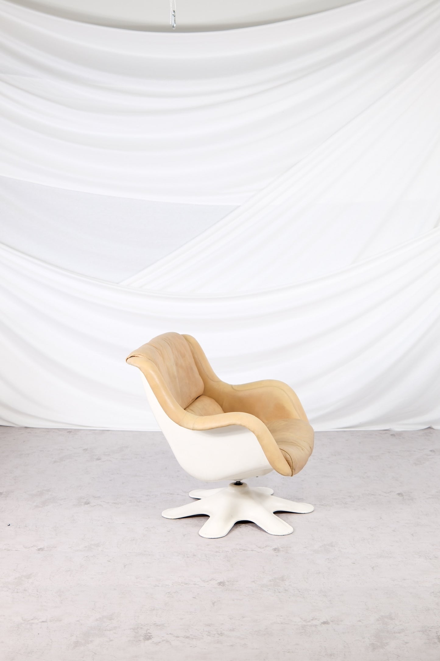 Yrjö Kukkapuro 418 "Pikku Karuselli" Lounge Chair Nougat Leather