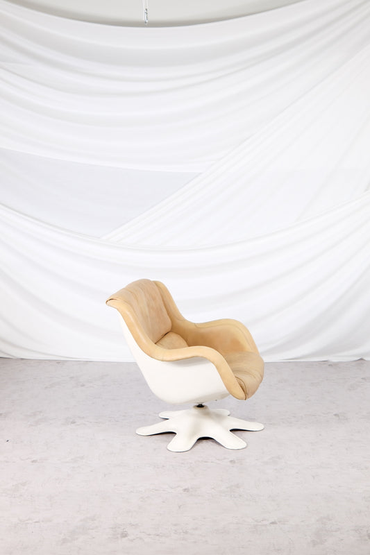 Yrjö Kukkapuro 418 「ピック カルセリ」 ラウンジチェア ヌガー レザー