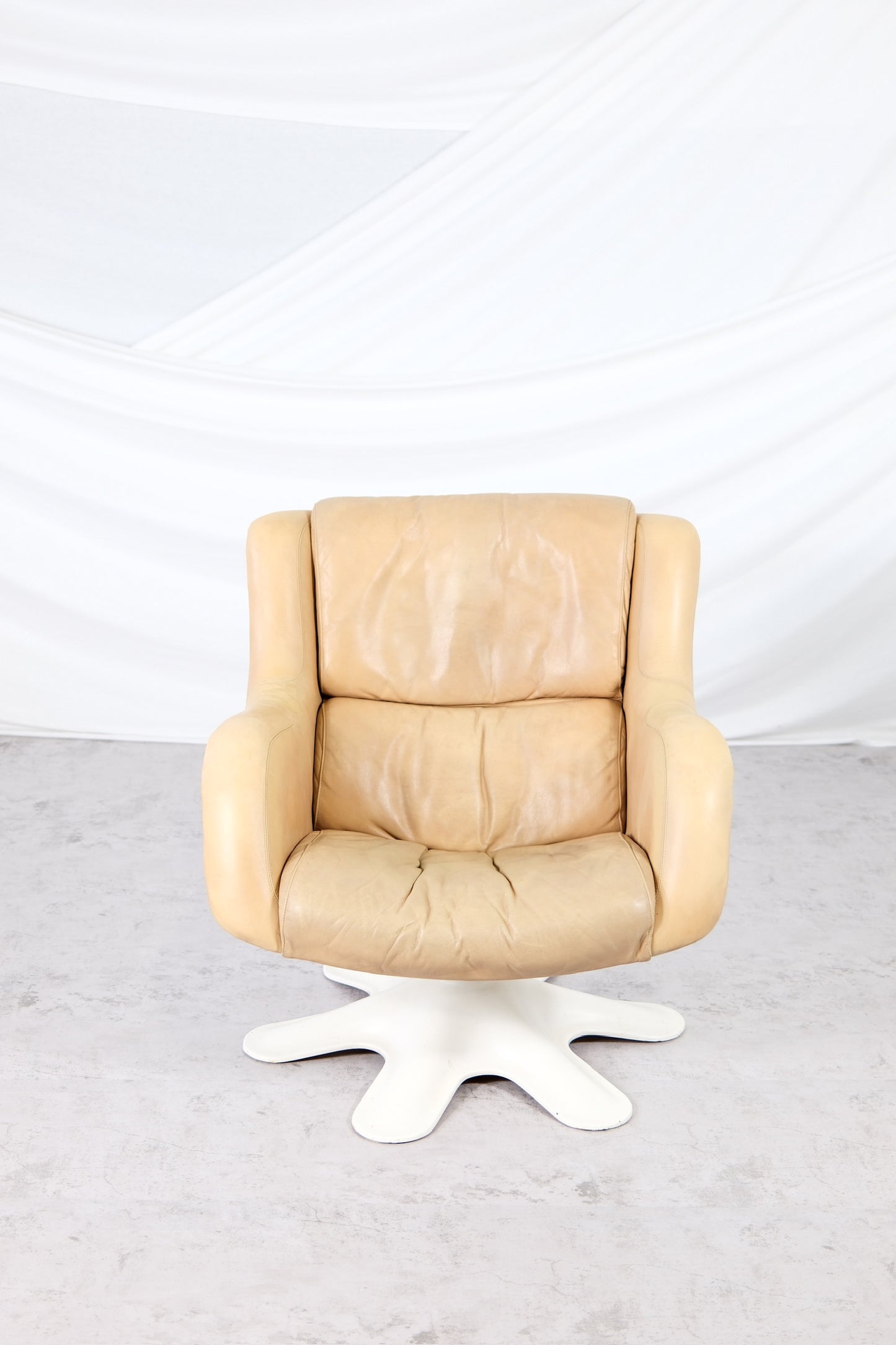 Yrjö Kukkapuro 418 "Pikku Karuselli" Lounge Chair Nougat Leather