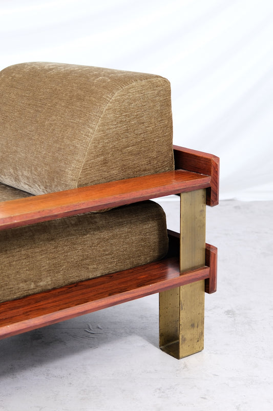 希少な1970年代のハンヌ・ユラス作、ローズウッドと真鍮を使用したアームチェアとオットマン