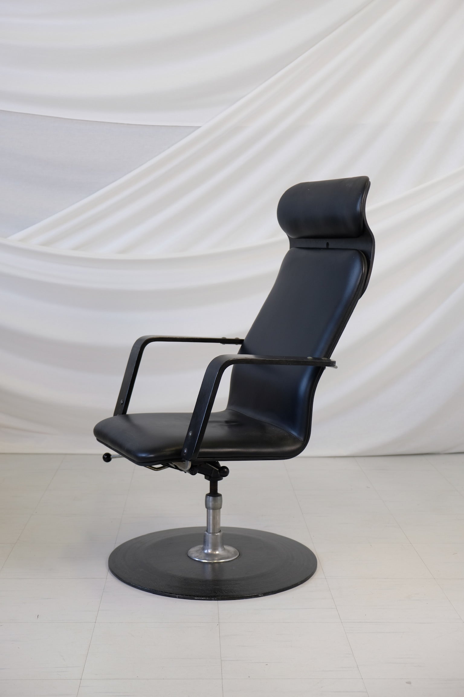 Yrjö Kukkapuro fysio chair black leather black wood