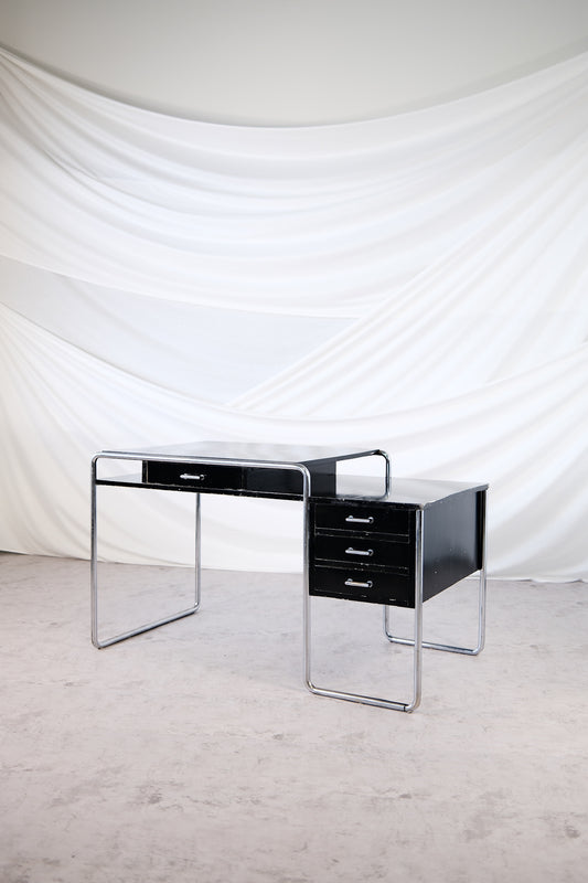 パウリ・ブロムシュテットのライティングテーブル