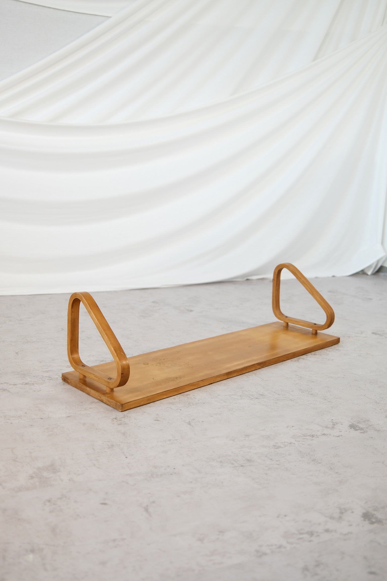 Rare Alvar Aalto 1930s wall shelf with pegs, birch honey patina
Early production Aalto shelf by O.Y. Huonekalu- ja Rakennustyötehdas, Finland
Collectible Artek Aalto wall shelf, 1930s Finnish design classic
Vintage bentwood wall shelf by Alvar Aalto with patina