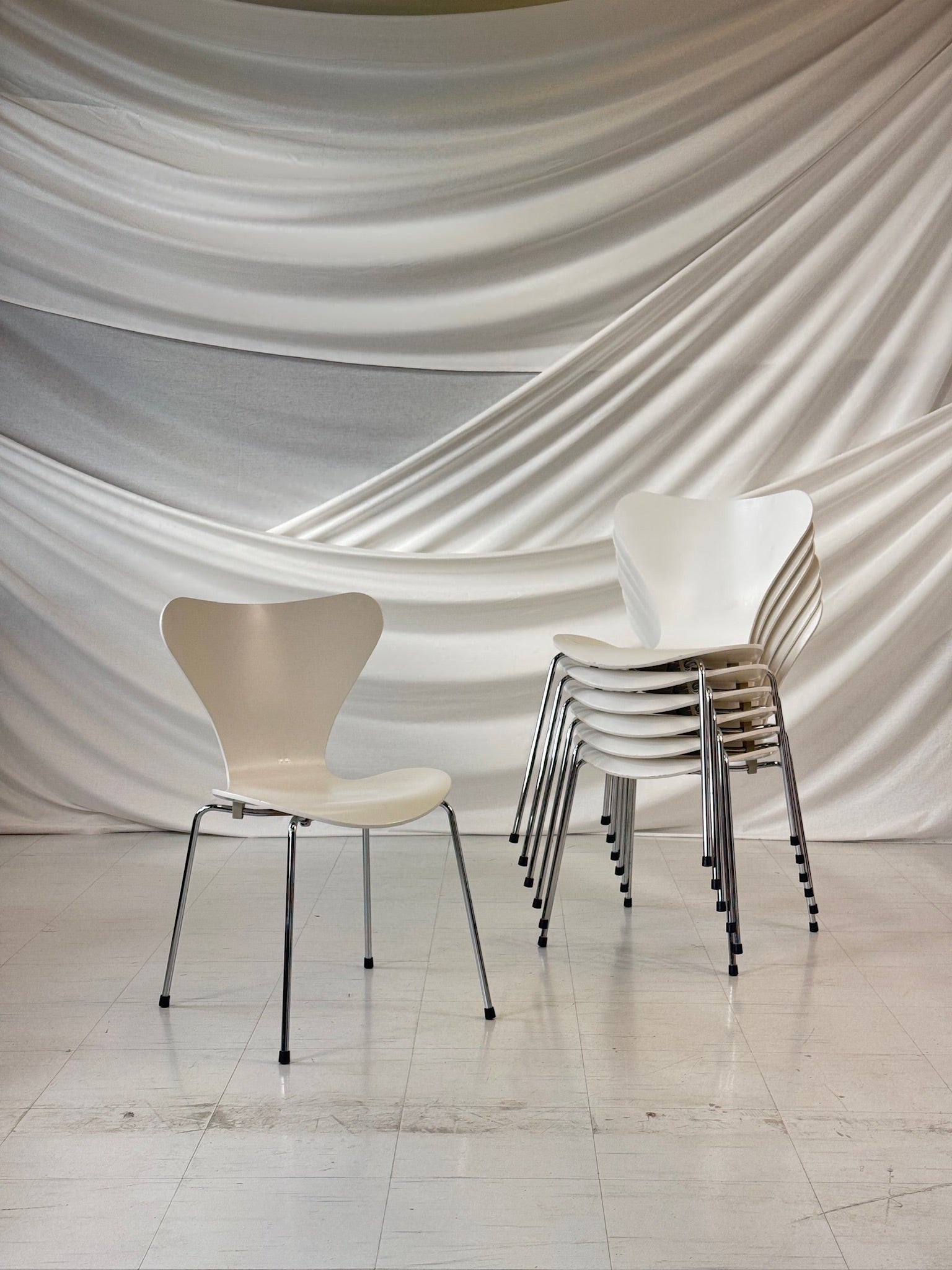 Stackable white Fritz Hansen Seven chairs by Arne Jacobsen, model 3107, set of 7 available individually.