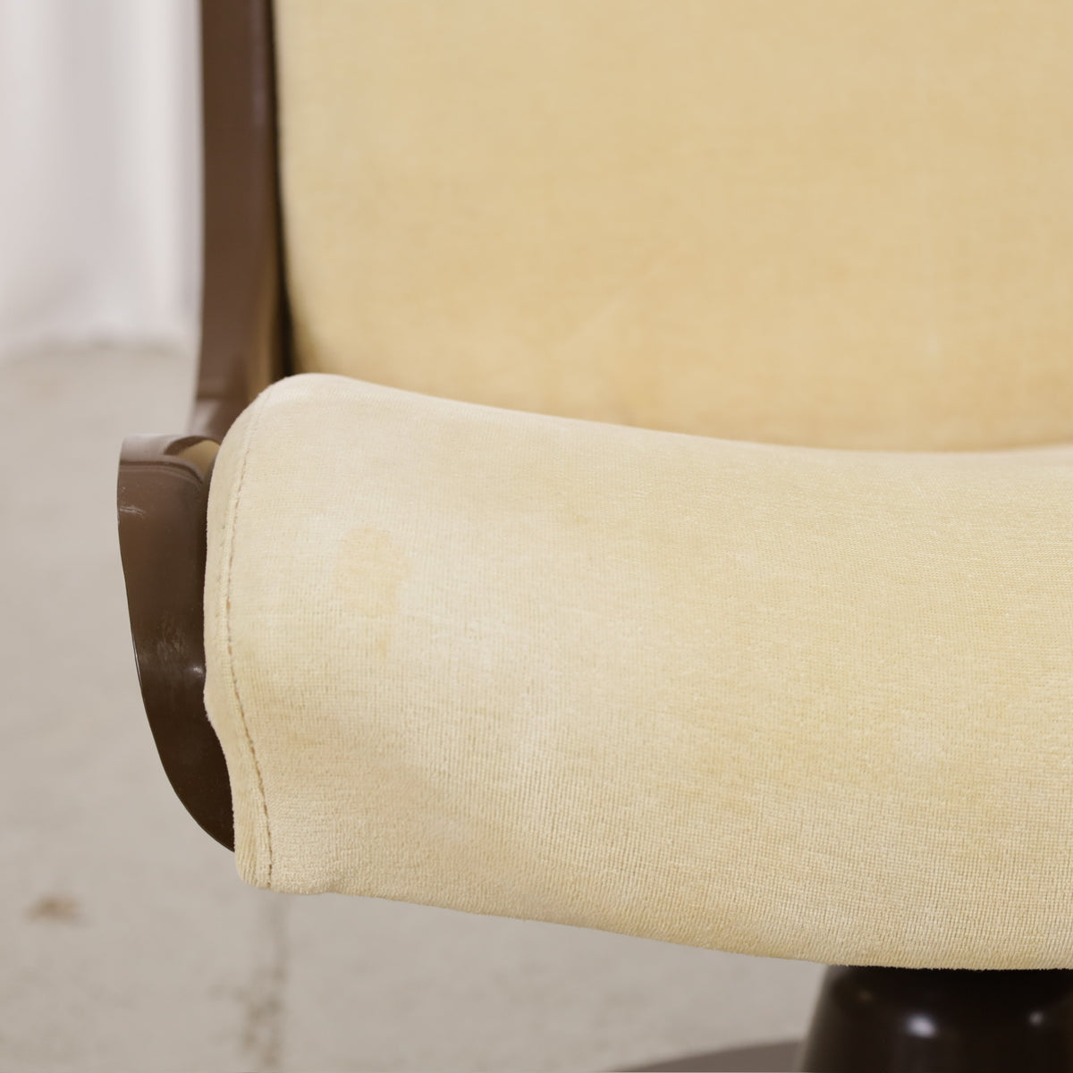 Yrjö Kukkapuro 3814-1KF chair, brown shell and pale yellow upholstery – seat upholstery detail
