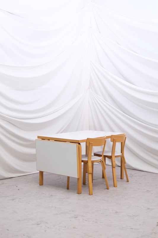 알바 알토의 아르텍 대형 드롭 리프 테이블