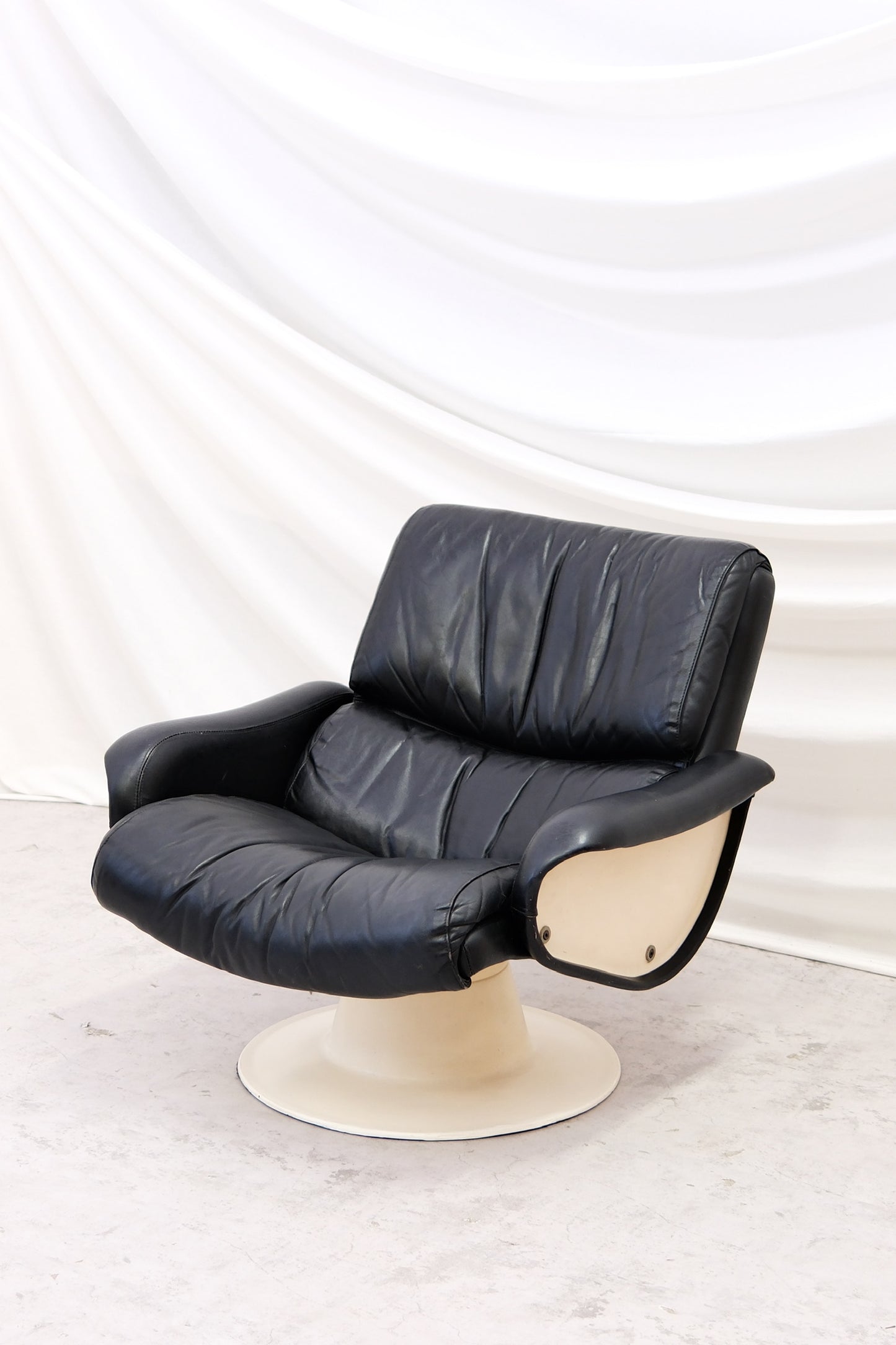 Yrjö Kukkapuro Saturnus Armchair Black leather