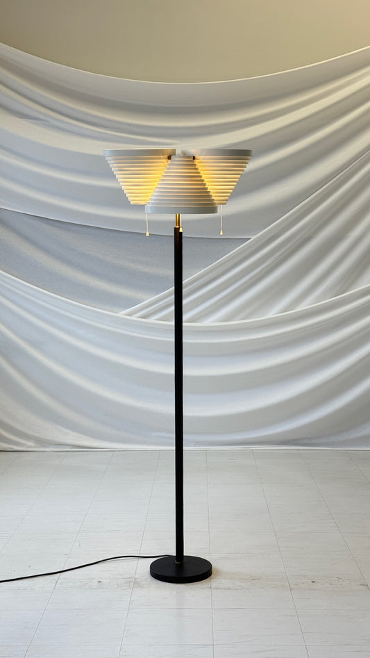 アルヴァ・アアルト作 アルテック フロアランプ A809