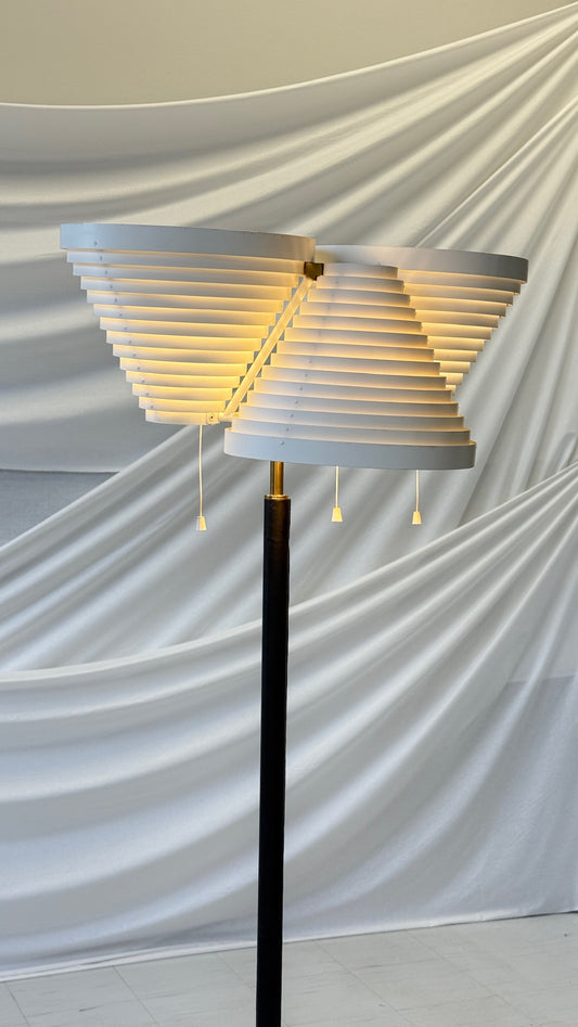 アルヴァ・アアルト作 アルテック フロアランプ A809