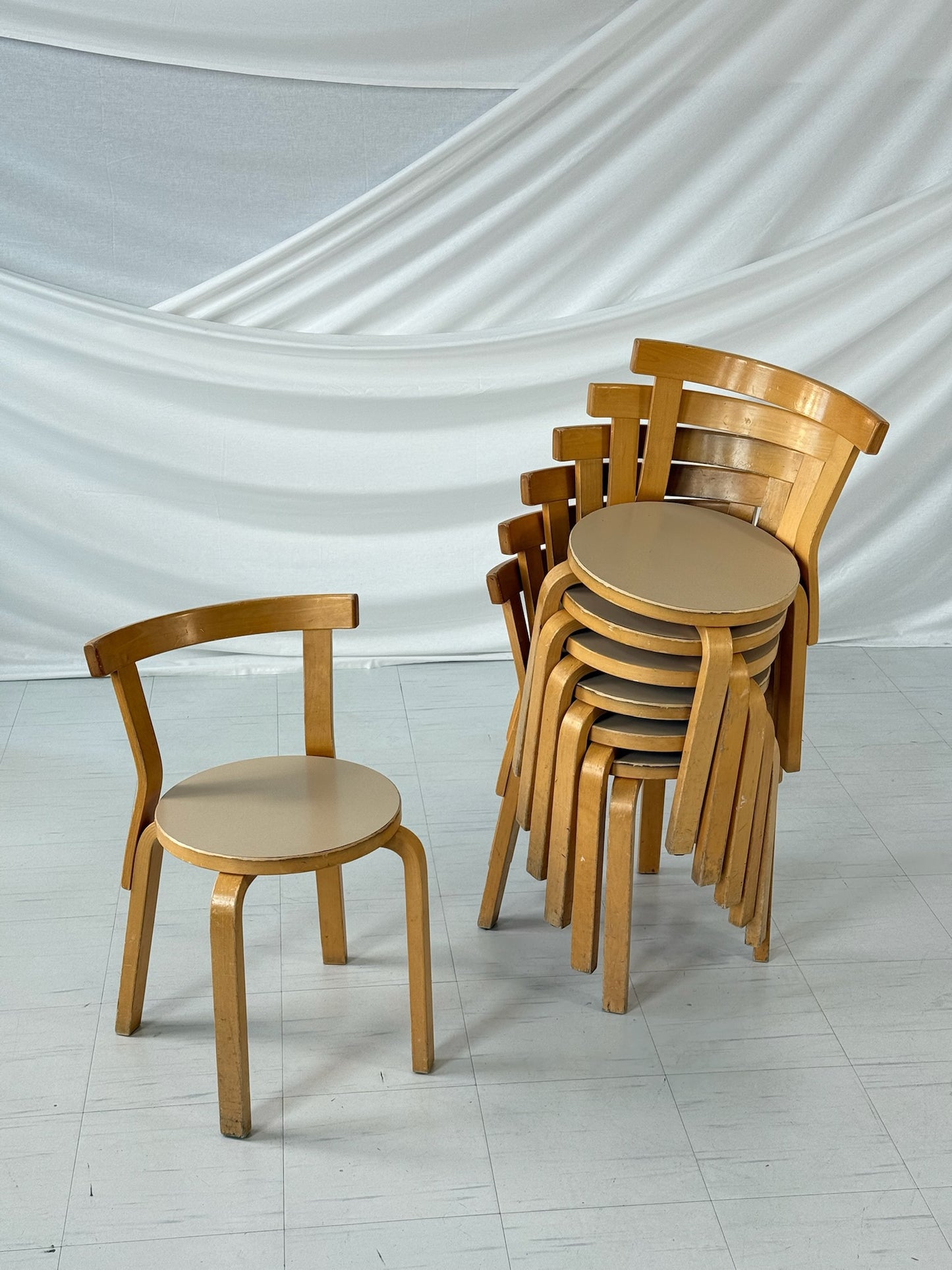 Alvar Aalto의 Artek 68 "라떼" 의자