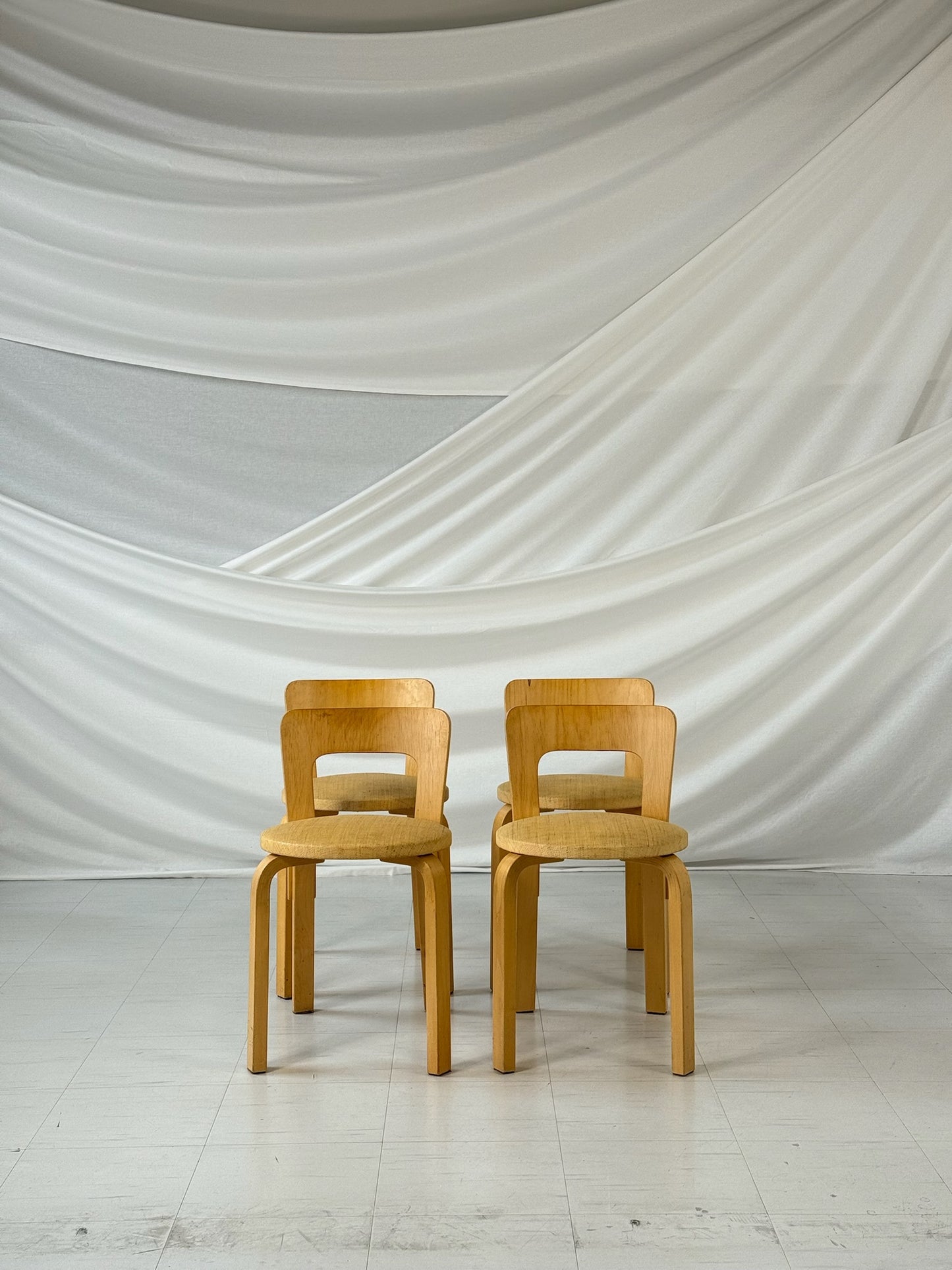 Alvar Aalto – Set of 5 Artek Chair 65, upholstered in Niinikangas fabric