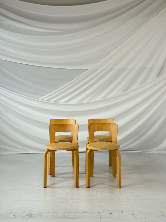 Alvar Aalto – Set of 4 Artek Chair 65, upholstered in Niinikangas fabric