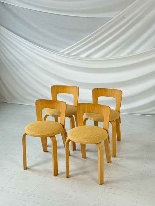 Alvar Aalto – Set of 4 Artek Chair 65, upholstered in Niinikangas fabric