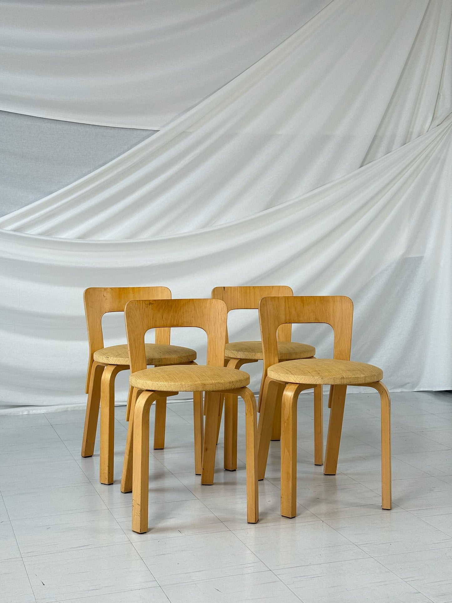 Alvar Aalto – Set of 5 Artek Chair 65, upholstered in Niinikangas fabric