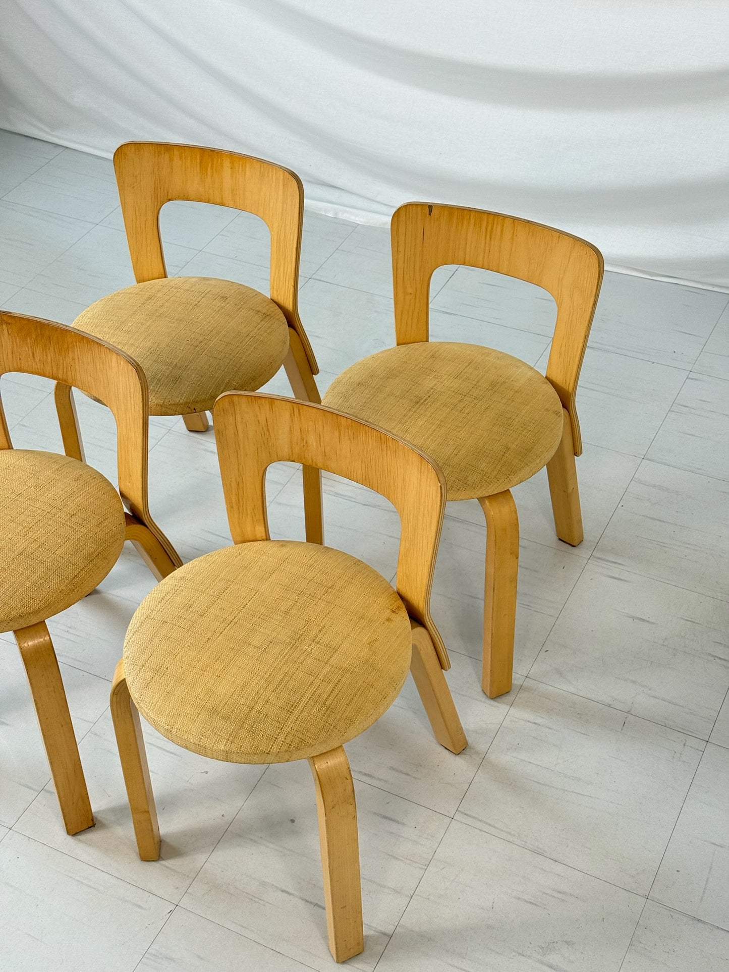 Alvar Aalto – Set of 5 Artek Chair 65, upholstered in Niinikangas fabric