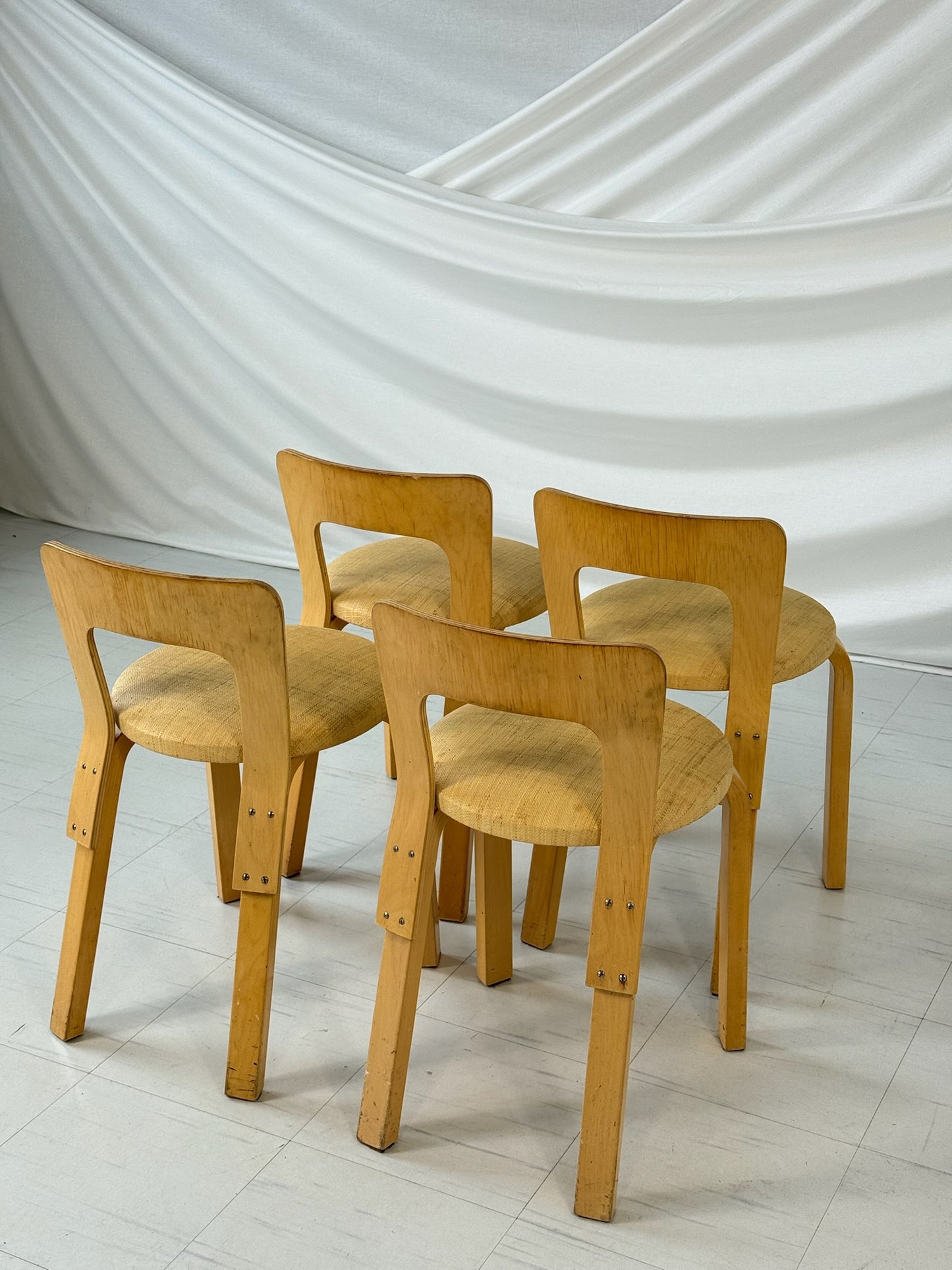 Alvar Aalto – Set of 5 Artek Chair 65, upholstered in Niinikangas fabric