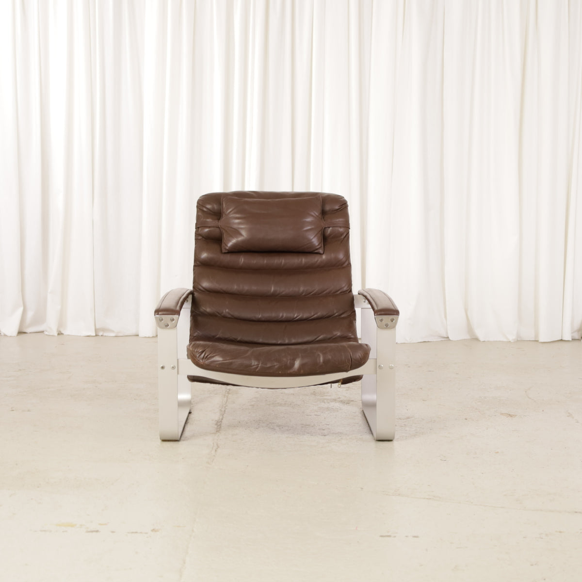 Ilmari Lappalainen Pulkka Lounge Chair in Brown Leather for Asko, side profile of Ilmari Lappalainen Pulkka lounge chair