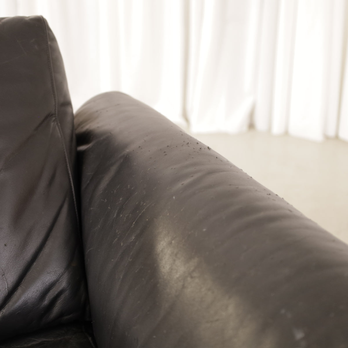 Yrjö Kukkapuro Ateljee Armchair in Black Leather and Rosewood for Haimi, close-up of scratches on left armrest of Yrjö Kukkapuro Ateljee armchair