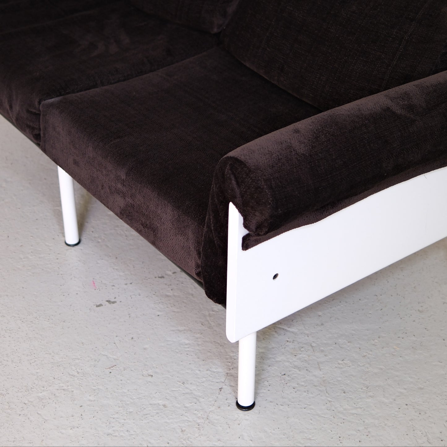 Brown velvet arm and white frame detail of Ateljee sofa