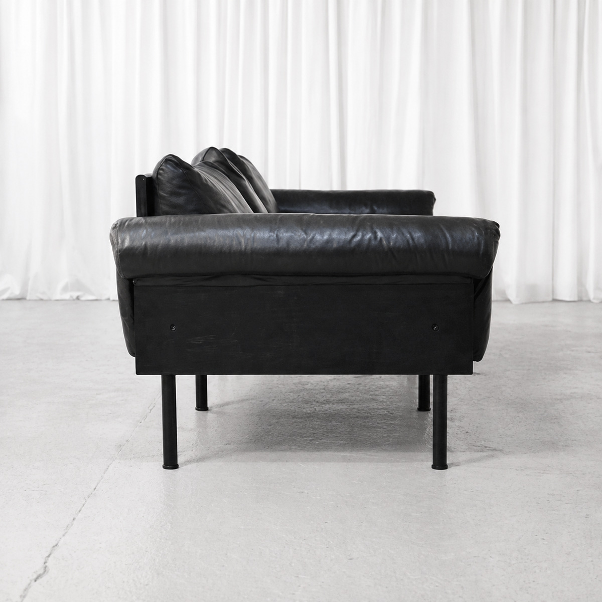 Yrjö Kukkapuro Ateljee sofa with black leather arms, end view