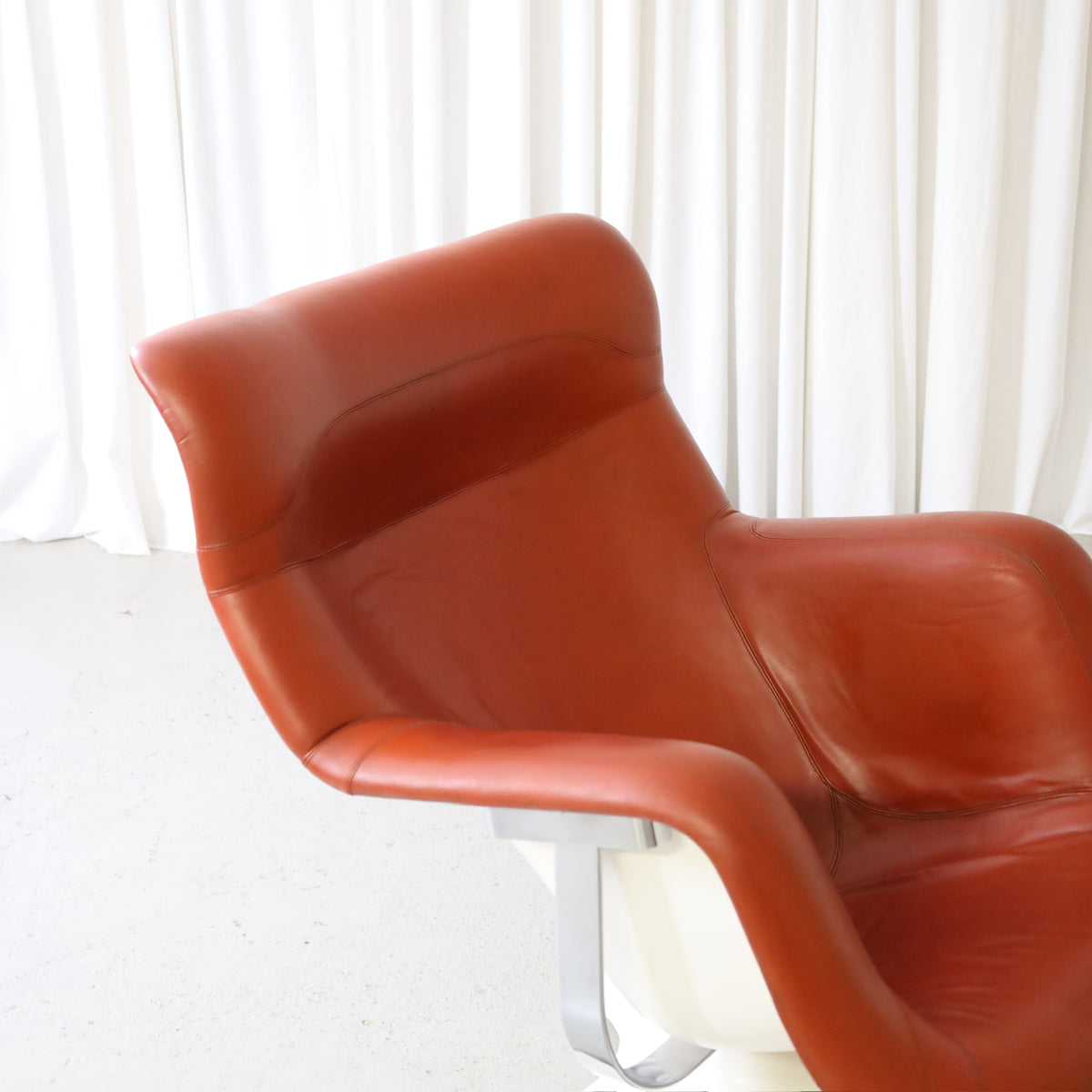 Yrjö Kukkapuro Karuselli Lounge Chair in Orange-Brown Leather for Haimi, yrjö Kukkapuro Karuselli lounge chair for Haimi, front view