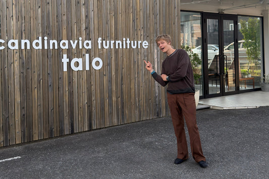 Henkilö seisoo Talo Scandinavian Furniture -kyltin vieressä Japanissa