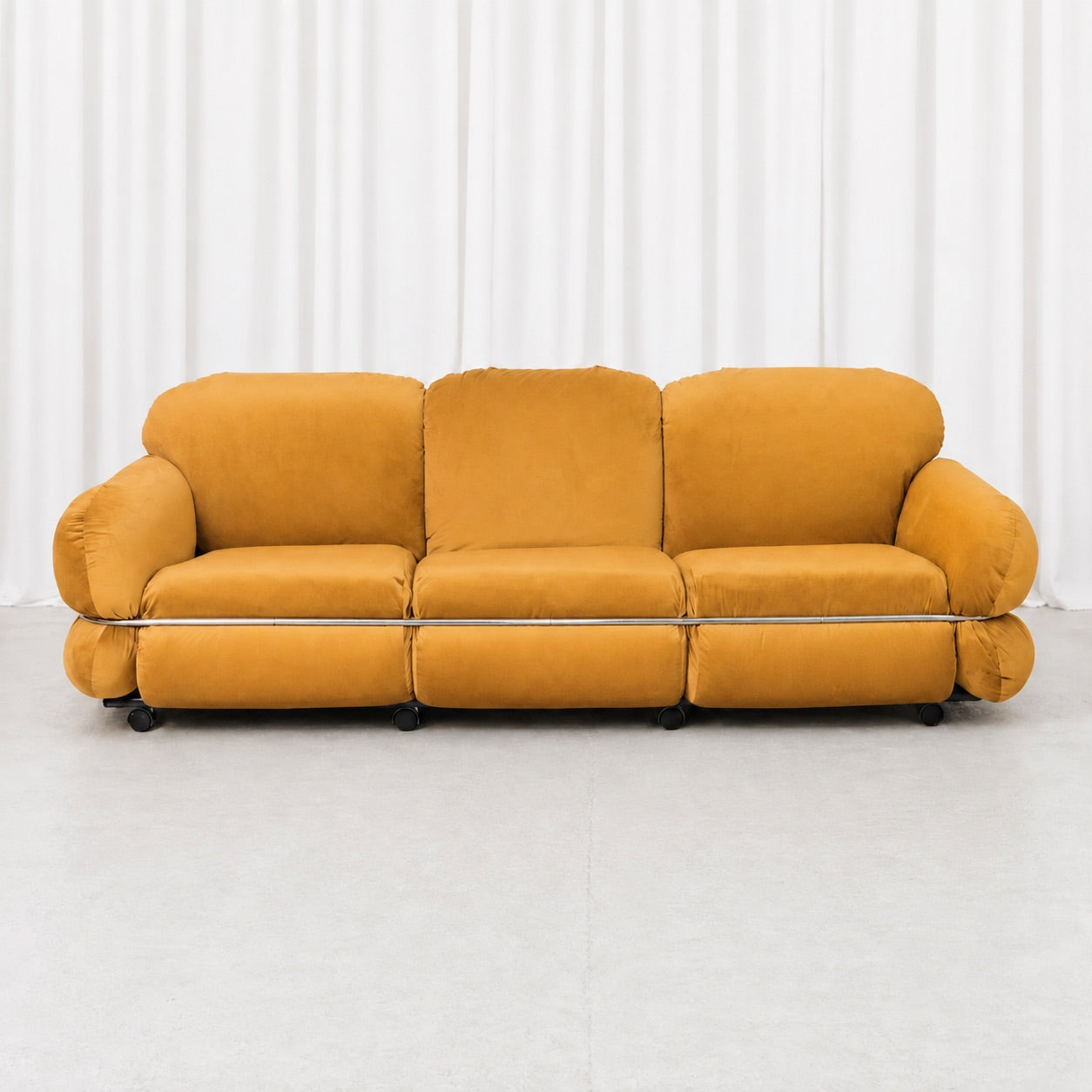 Hannibal sohva – Isku, Designed by Kurt Hvitsjö ja Custom Upholstery