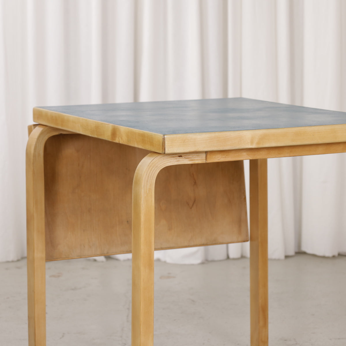 DL82 table birch legs and petrol blue linoleum top