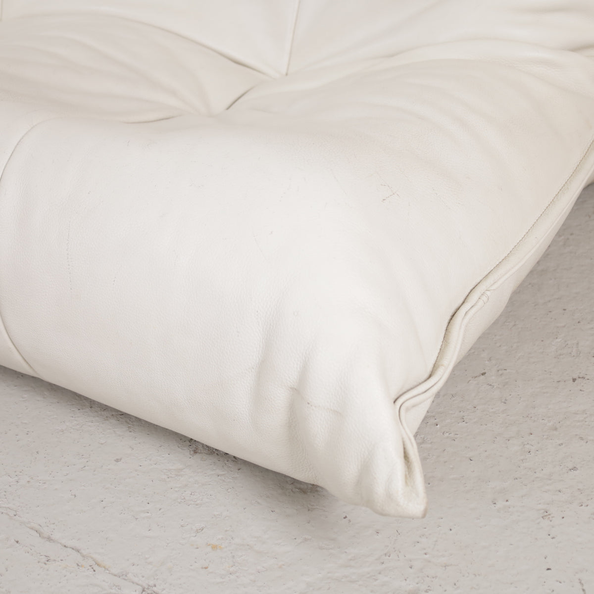 Yoko sofa seat corner and leather folds