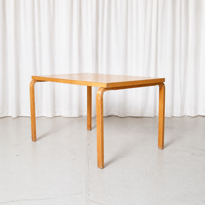Vintage 1940s Artek dining table by Alvar Aalto with early double finger-joint construction and beautifully patinated birch surfaces. 121 × 75 cm.