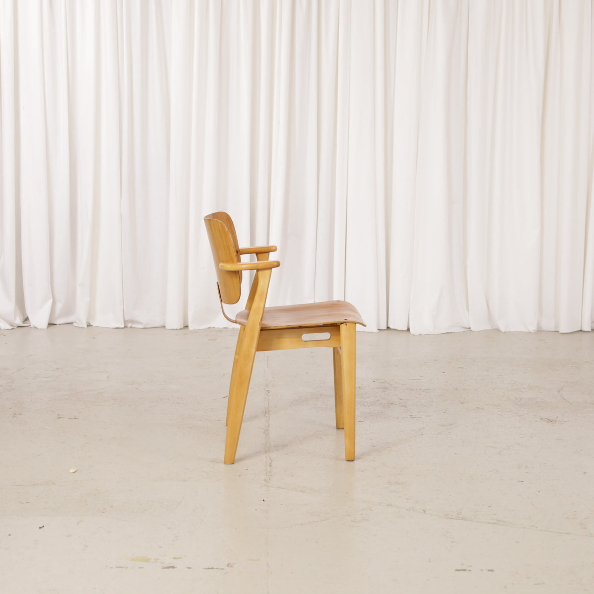 1950s Domus Chair with Oak Veneer by Ilmari Tapiovaara, domus chair, side profile