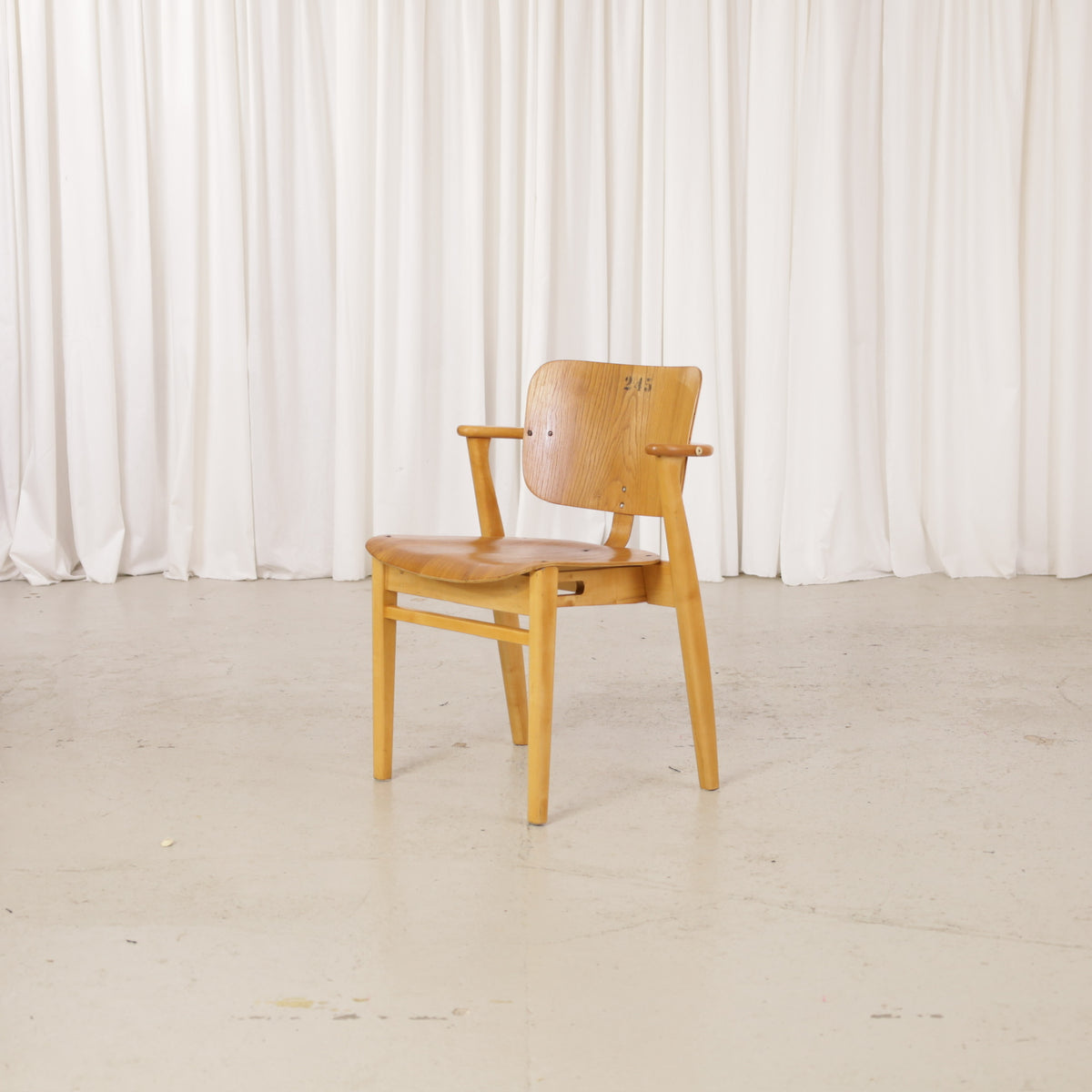 1950s Domus Chair with Oak Veneer by Ilmari Tapiovaara, domus chair, front three-quarter view