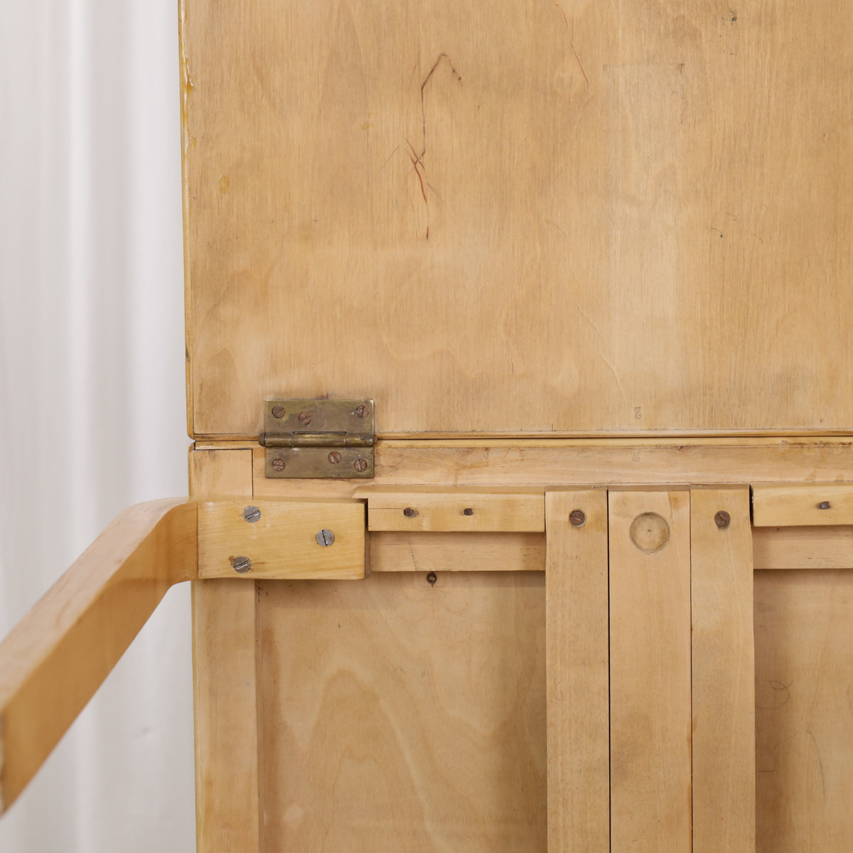 Hinges and folding leaf support under DL82 table