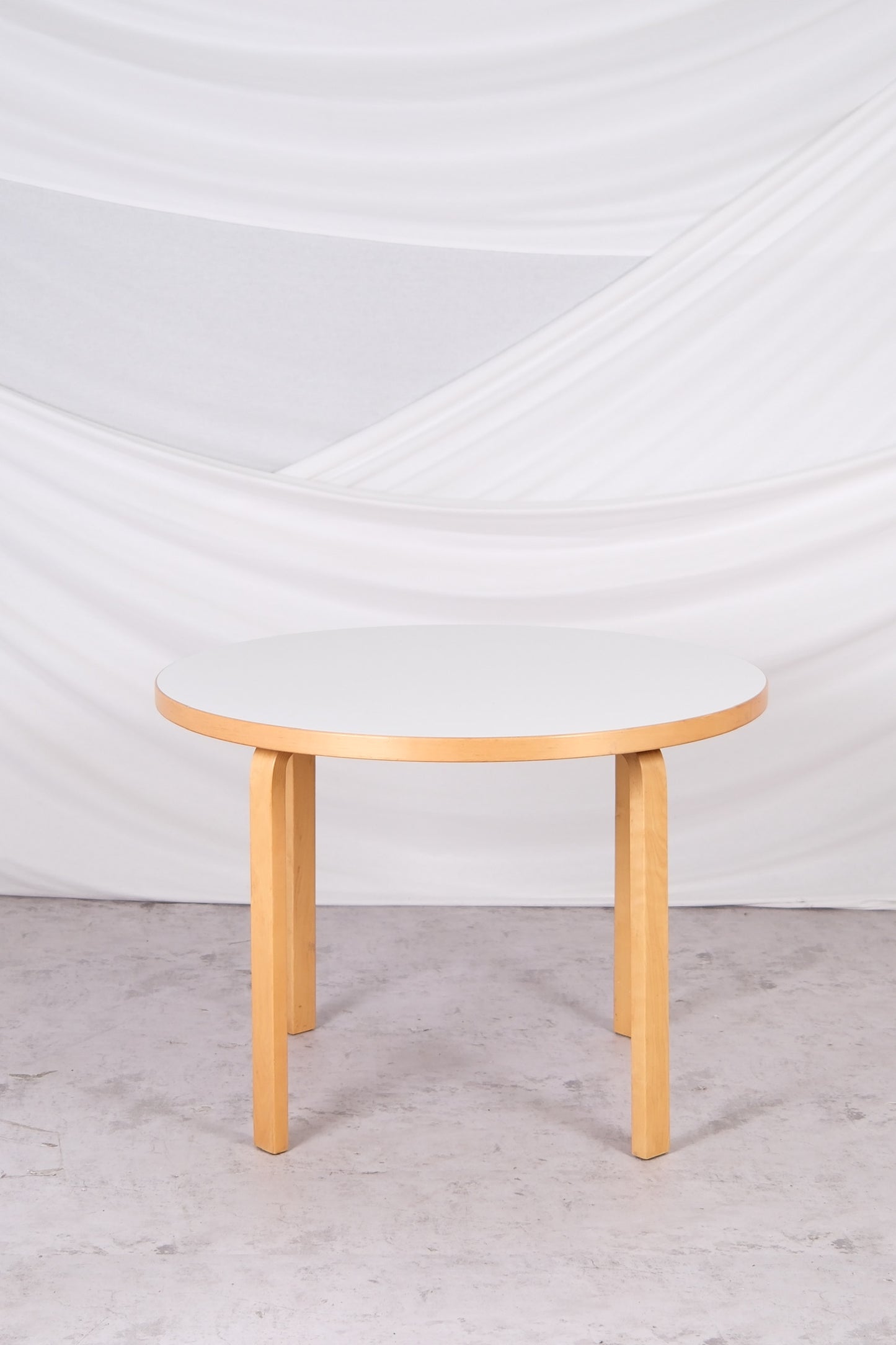 Artek 90a table white laminate circle table pinointerios
