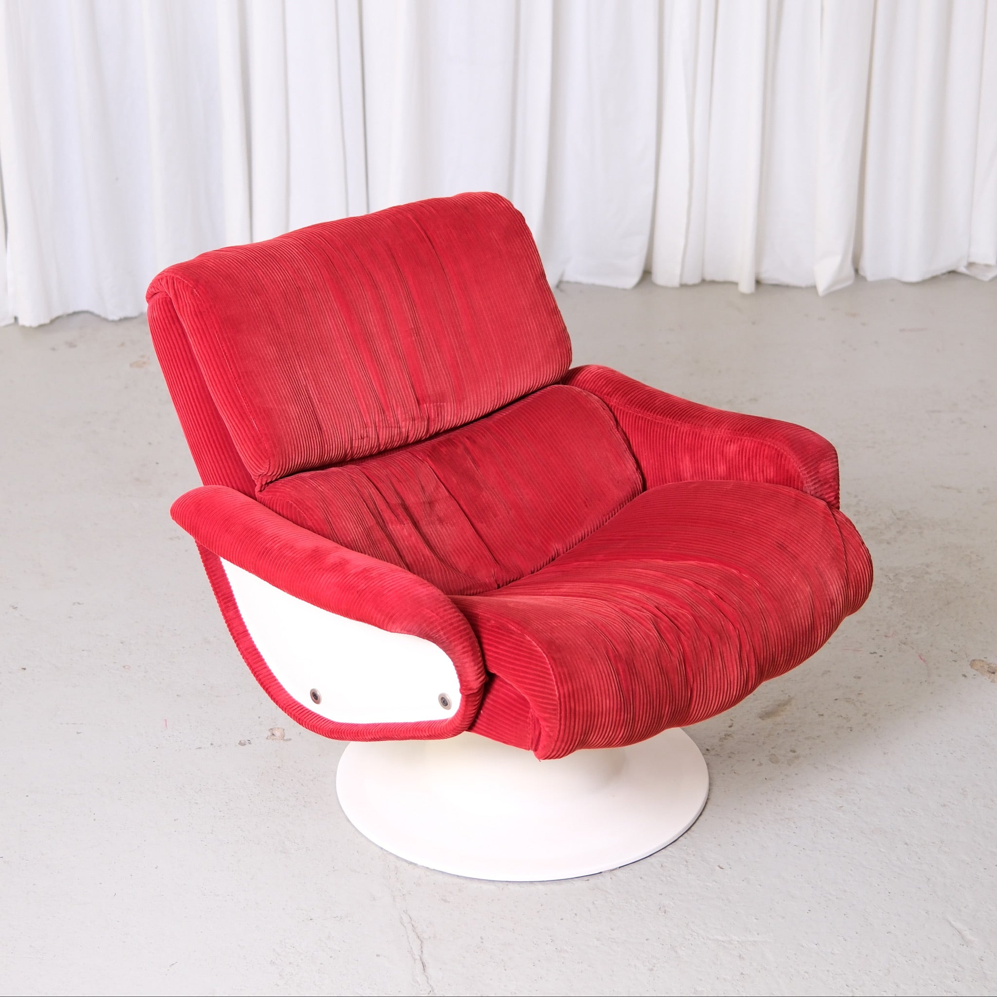 Vintage Yrjö Kukkapuro Saturnus Chairs in Red Corduroy – Pino