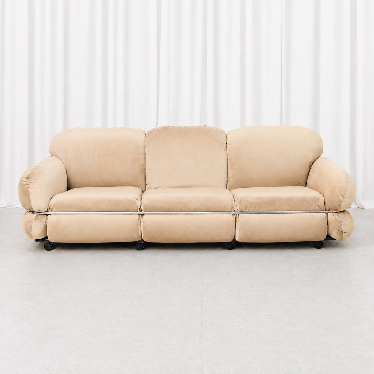 Hannibal sohva – Isku, Designed by Kurt Hvitsjö ja Custom Upholstery