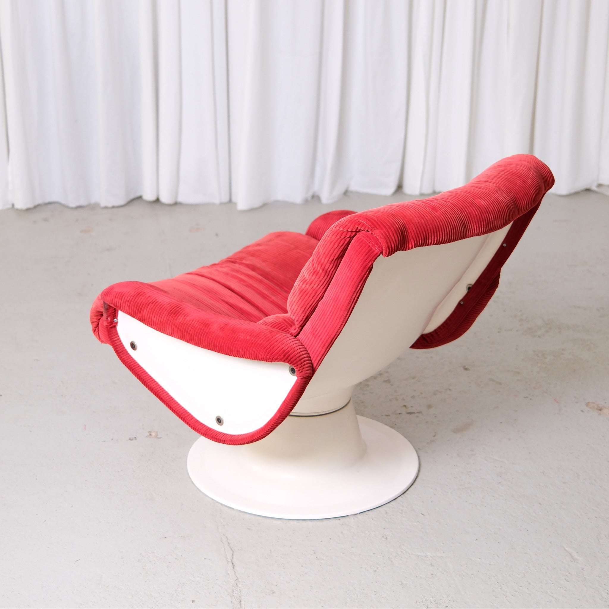 Vintage Yrjö Kukkapuro Saturnus Chairs in Red Corduroy – Pino