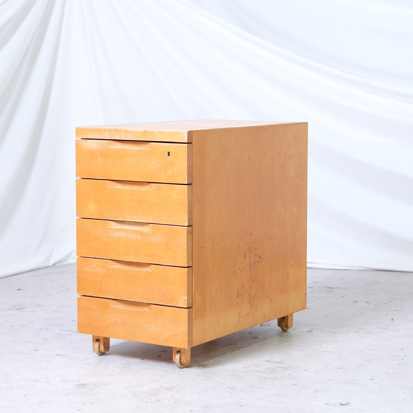 Aino & Alvar Aalto B96 drawer cabinet from the 1930s in original condition. Drawers and open shelving with beautiful patina. Worldwide shipping available.
