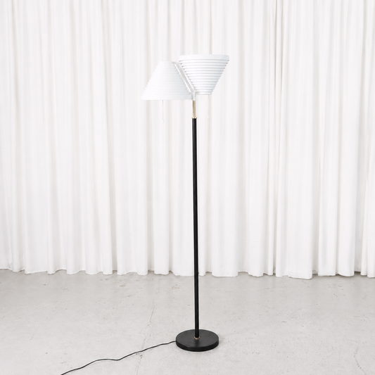 1970s Alvar Aalto A810 floor lamp by Valaisinpaja. Black stem, brass details and white shade. Very clean vintage condition.