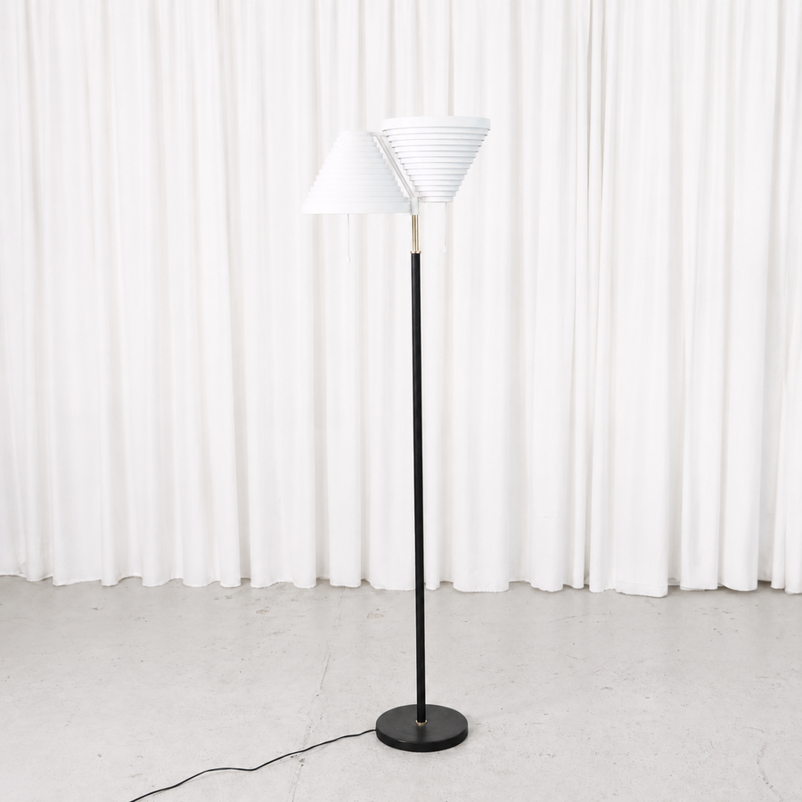 1970s Alvar Aalto A810 floor lamp by Valaisinpaja. Black stem, brass details and white shade. Very clean vintage condition.