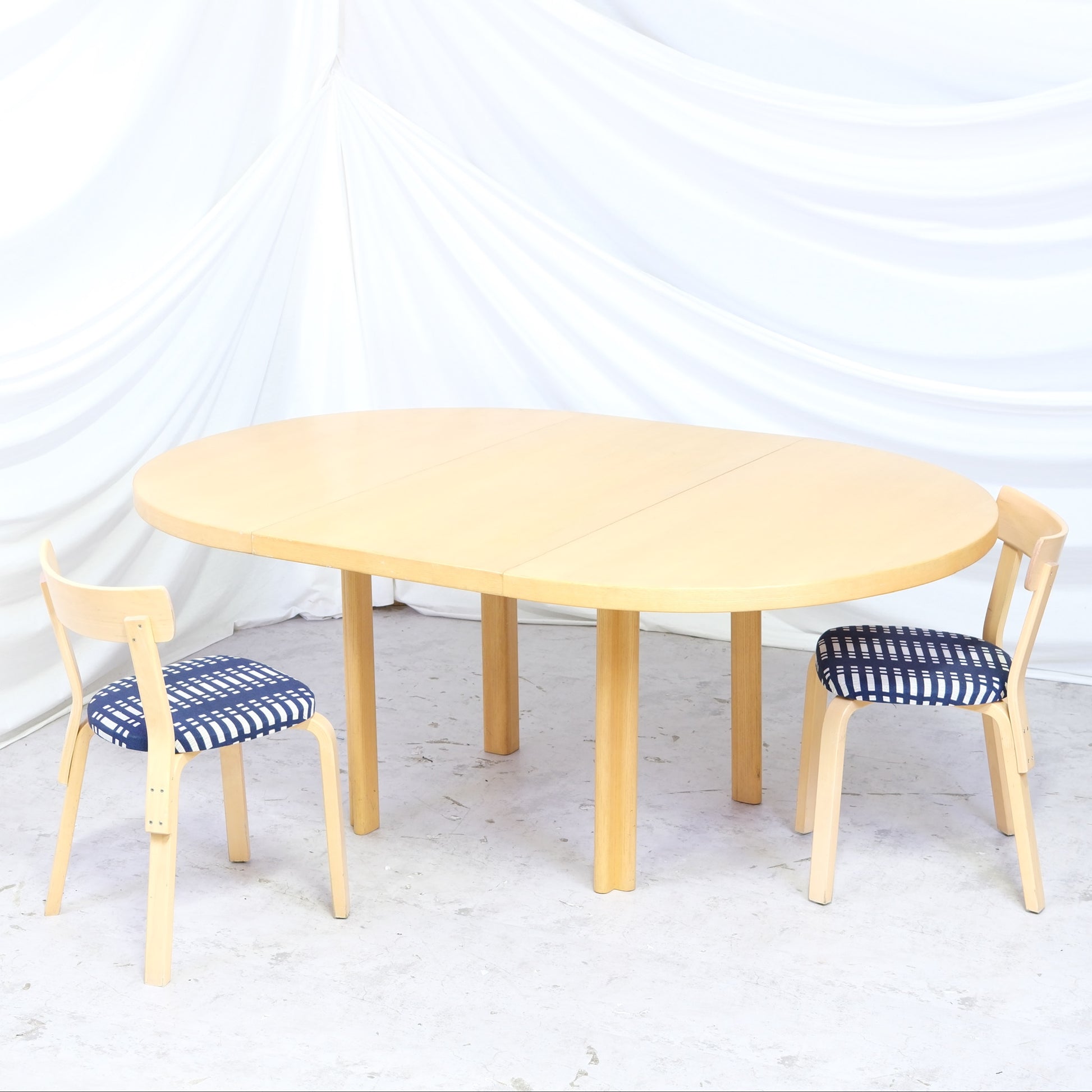 Vintage Alvar Aalto Artek H93 extendable ash table with HL2 legs and one 56 cm extension leaf. Manufacturer’s stamp. Worldwide shipping available.