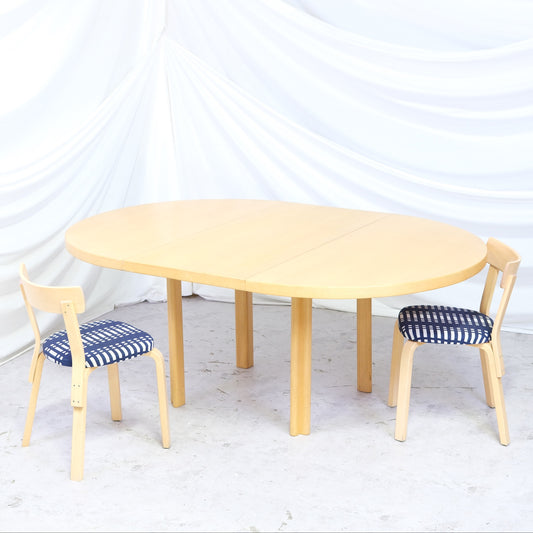 Vintage Alvar Aalto Artek H93 extendable ash table with HL2 legs and one 56 cm extension leaf. Manufacturer’s stamp. Worldwide shipping available.